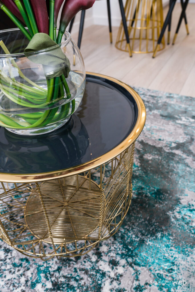 Fotografia wnętrz - detal, stolik, wynajem krótkoterminowy