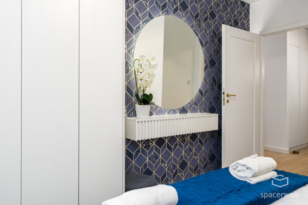 Fotografia wnętrz - łazienka, duże lutro, sypialnia, granatowe narzuty, krótkoterminowy