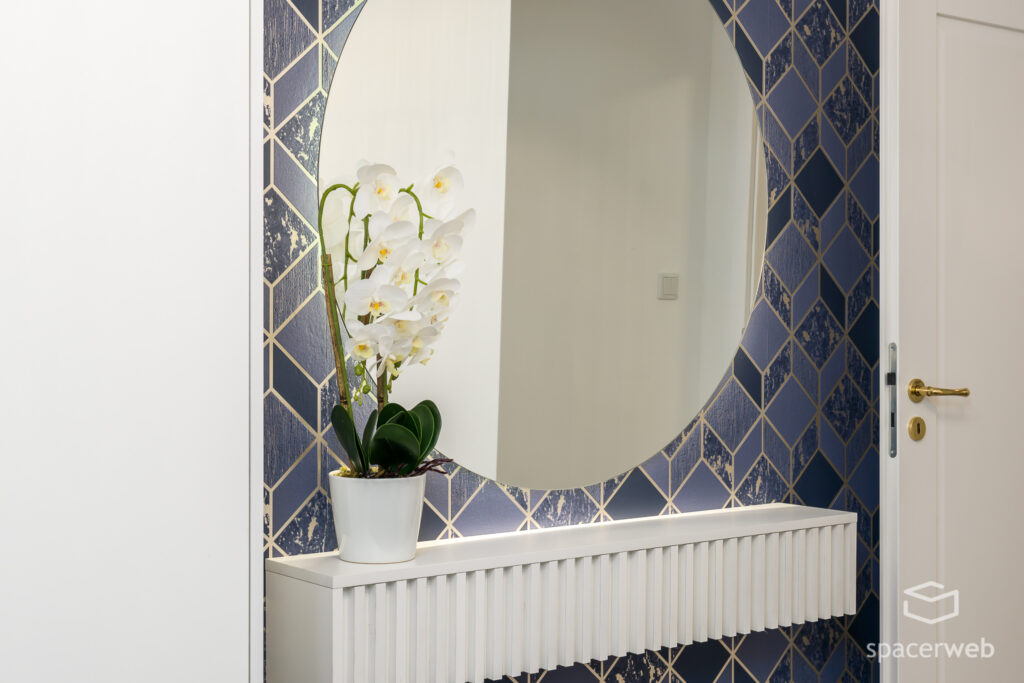 Fotografia wnętrz - łazienka, duże lutro, sypialnia, granatowe narzuty, krótkoterminowy