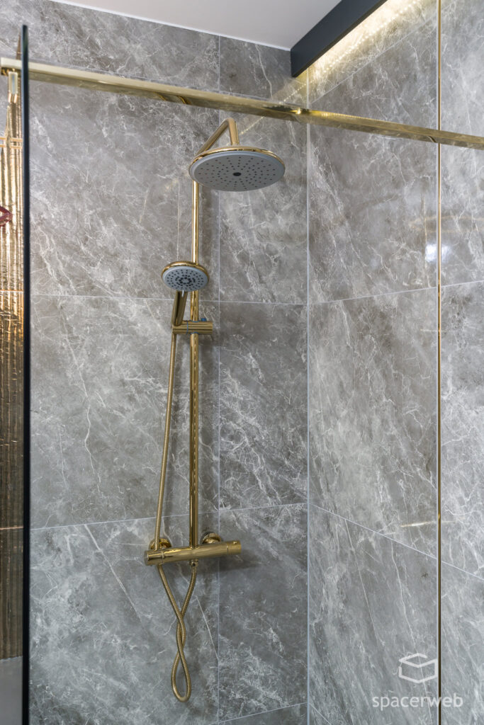 Fotografia wnętrz - łazienka, złoty prysznic, krótkoterminowy