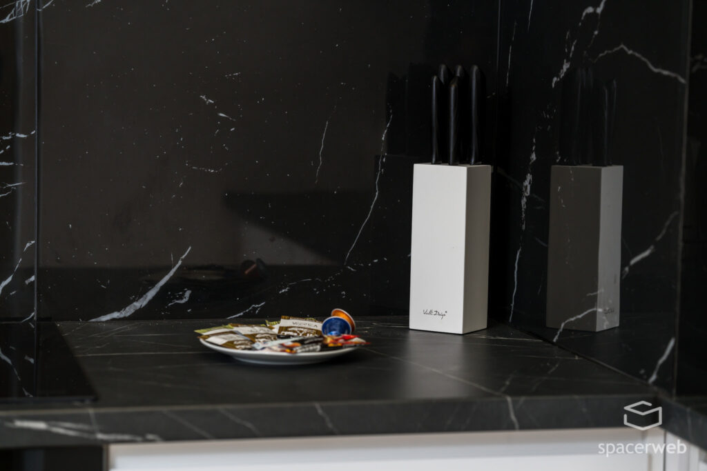 Fotografia wnętrz - kuchnia, czarne blaty, czarna kuchnia, krótkoterminowy