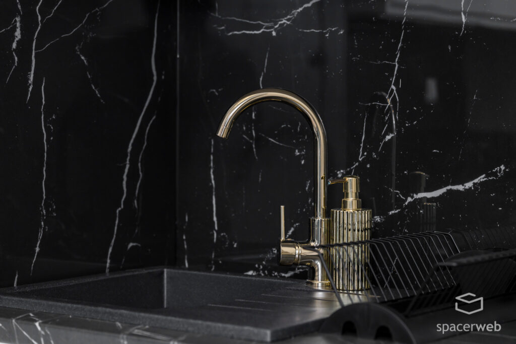 Fotografia wnętrz - kuchnia, czarne blaty, czarna kuchnia, złoty kran kuchenny, krótkoterminowy