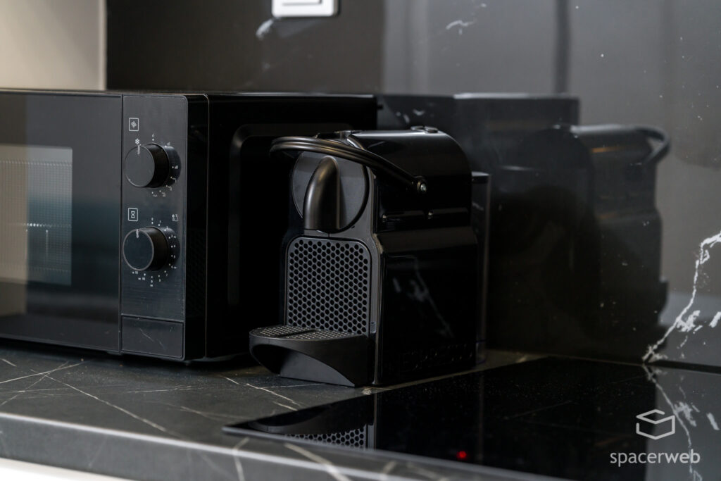 Fotografia wnętrz - kuchnia, czarne blaty, czarna kuchnia, złoty kran kuchenny, krótkoterminowy