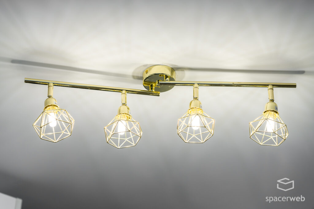 Fotografia wnętrz - złota lampa