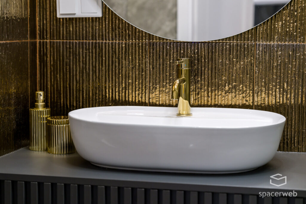 Fotografia wnętrz - łazienka, duże lutro, złoty kran, krótkoterminowy