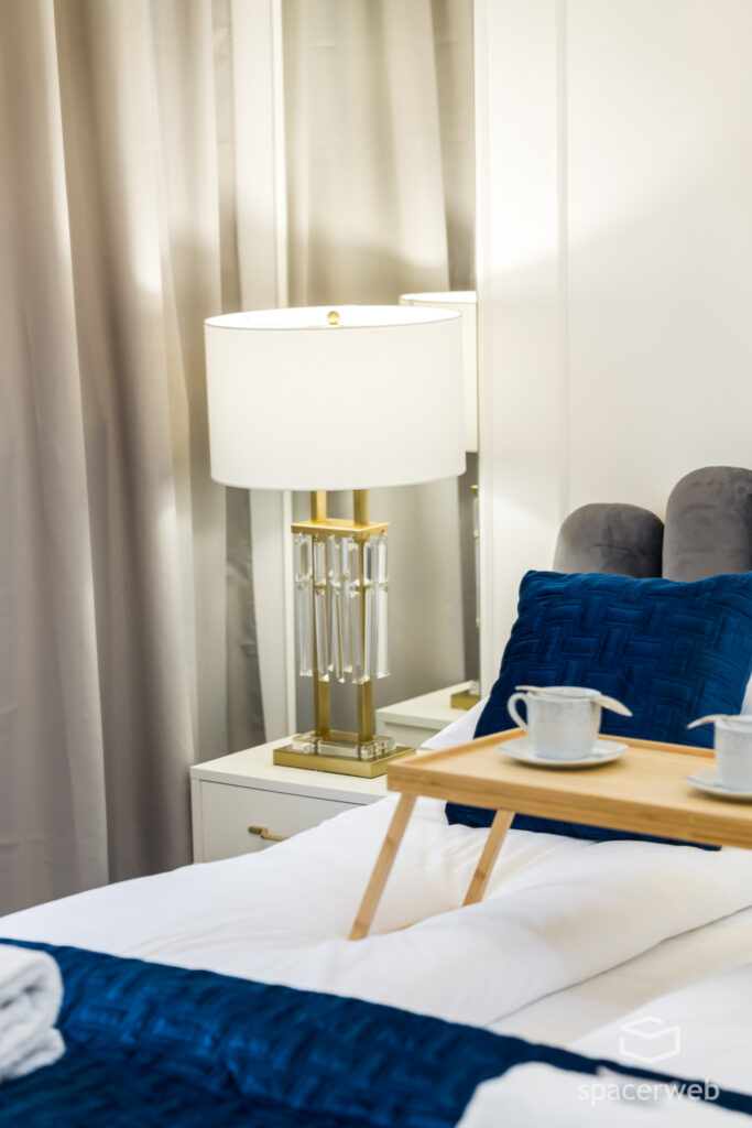 Fotografia wnętrz - łazienka, duże lutro, sypialnia, granatowe narzuty, krótkoterminowy