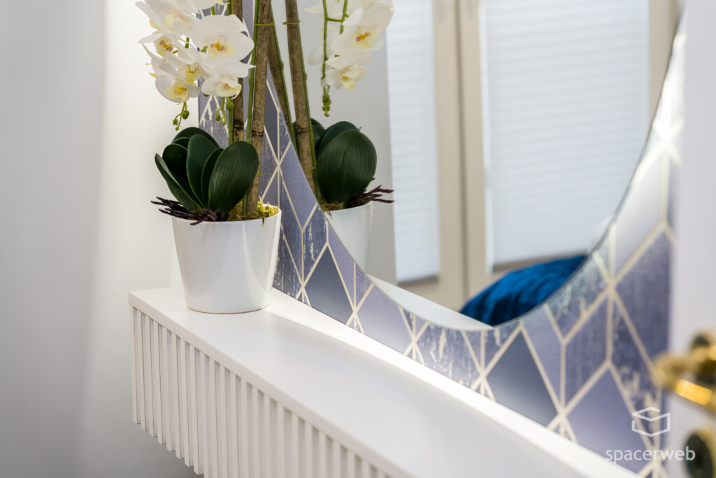 Fotografia wnętrz - łazienka, duże lutro, sypialnia, granatowe narzuty, krótkoterminowy