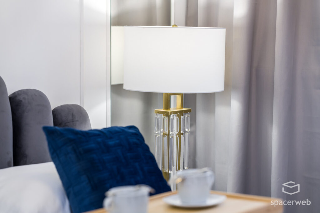 Fotografia wnętrz - łazienka, duże lutro, sypialnia, granatowe narzuty, krótkoterminowy