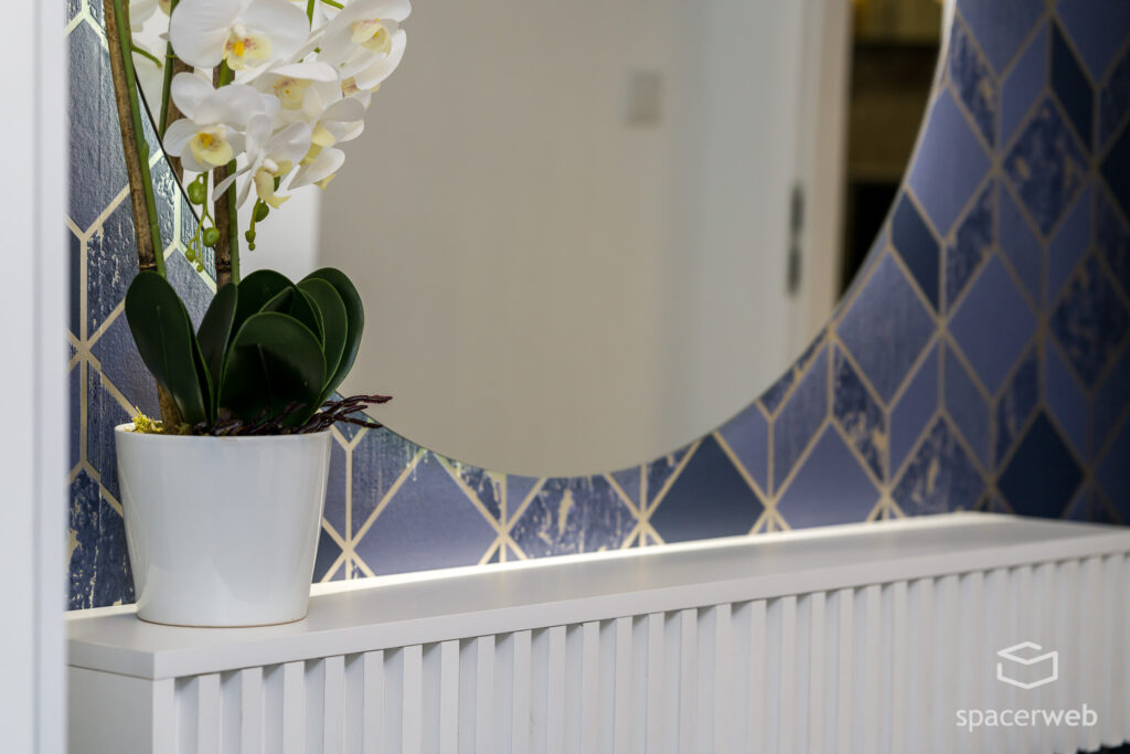 Fotografia wnętrz - łazienka, duże lutro, sypialnia, granatowe narzuty, krótkoterminowy