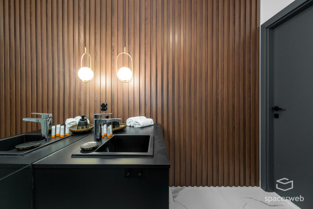 Fotografia wnętrz - Łazienka, drewniane lamelki