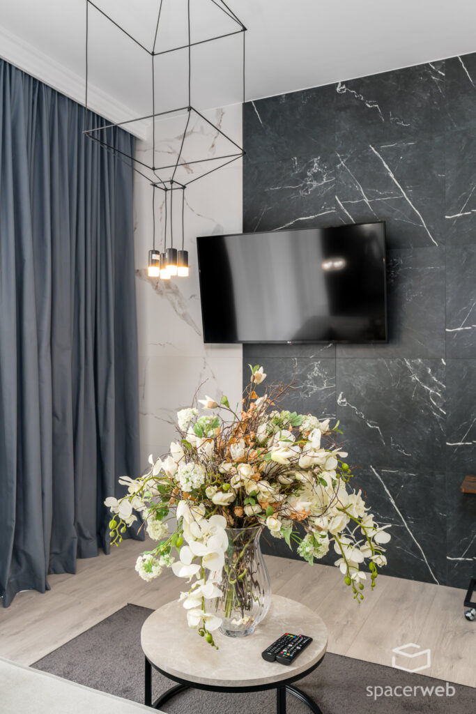 Fotografia wnętrz - Salon ze stołem i aneks kuchenny