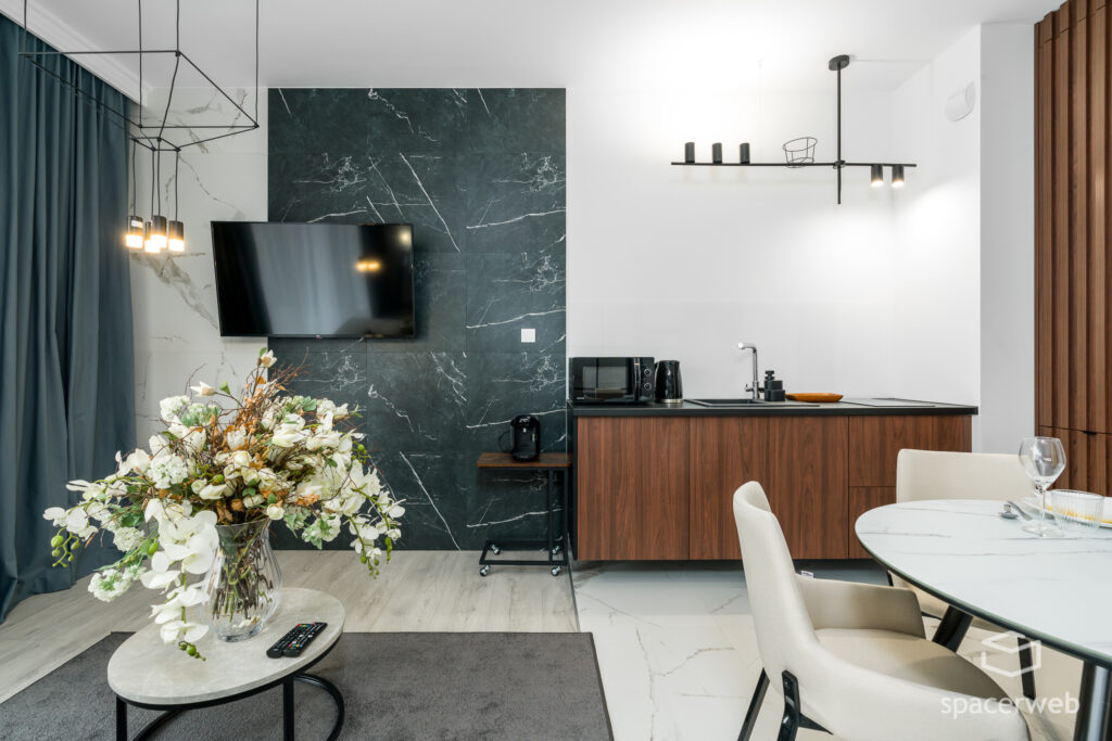 Fotografia wnętrz - Salon ze stołem i aneks kuchenny