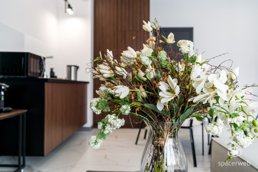 Fotografia wnętrz - Salon ze stołem i aneks kuchenny, drewniane lamelki