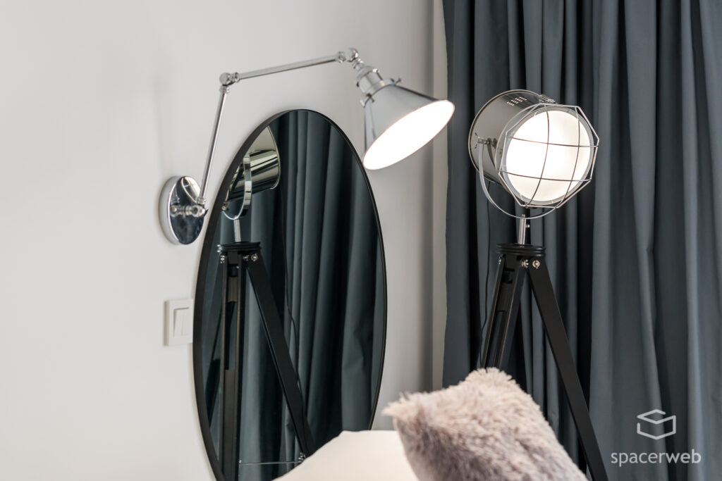 Fotografia wnętrz - Sypialnia, duże lustro, lampa na trójnogu