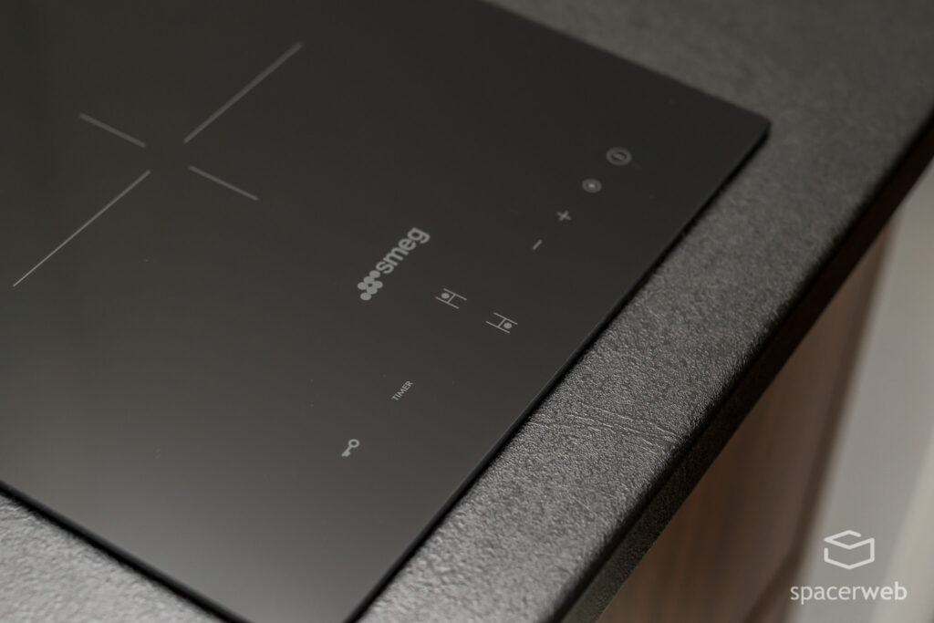 Fotografia wnętrz - Salon ze stołem i aneks kuchenny