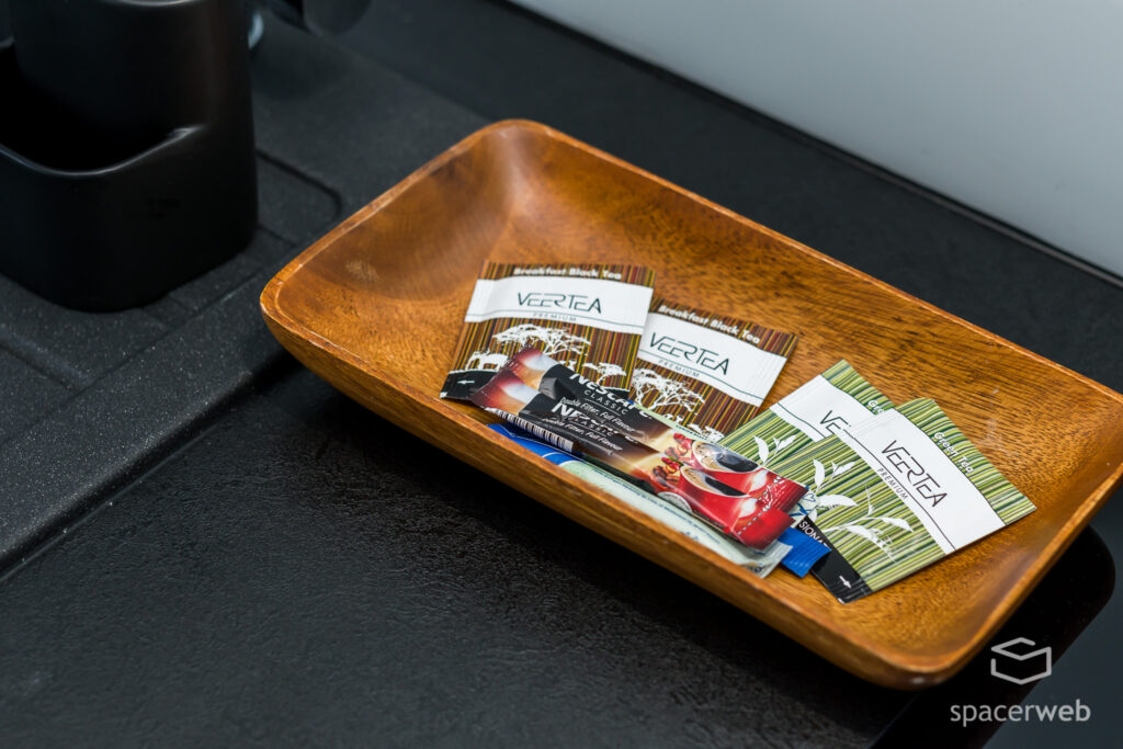 Fotografia wnętrz - Salon ze stołem i aneks kuchenny