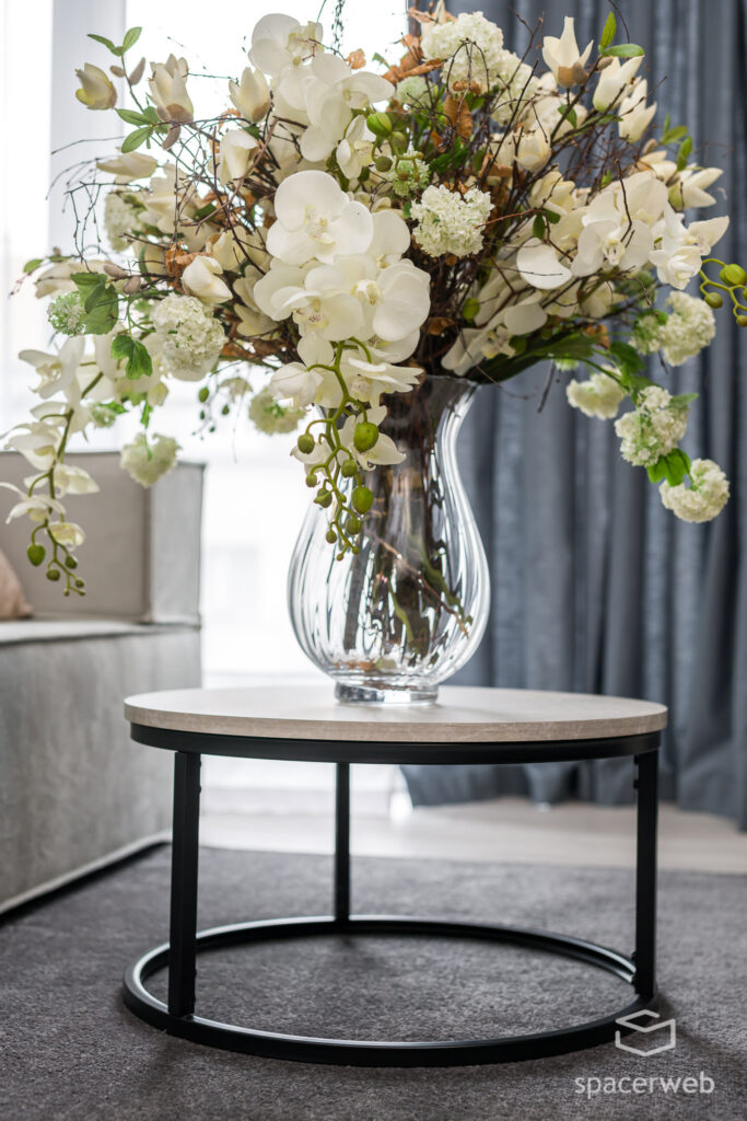 Fotografia wnętrz - Salon ze stołem i aneks kuchenny