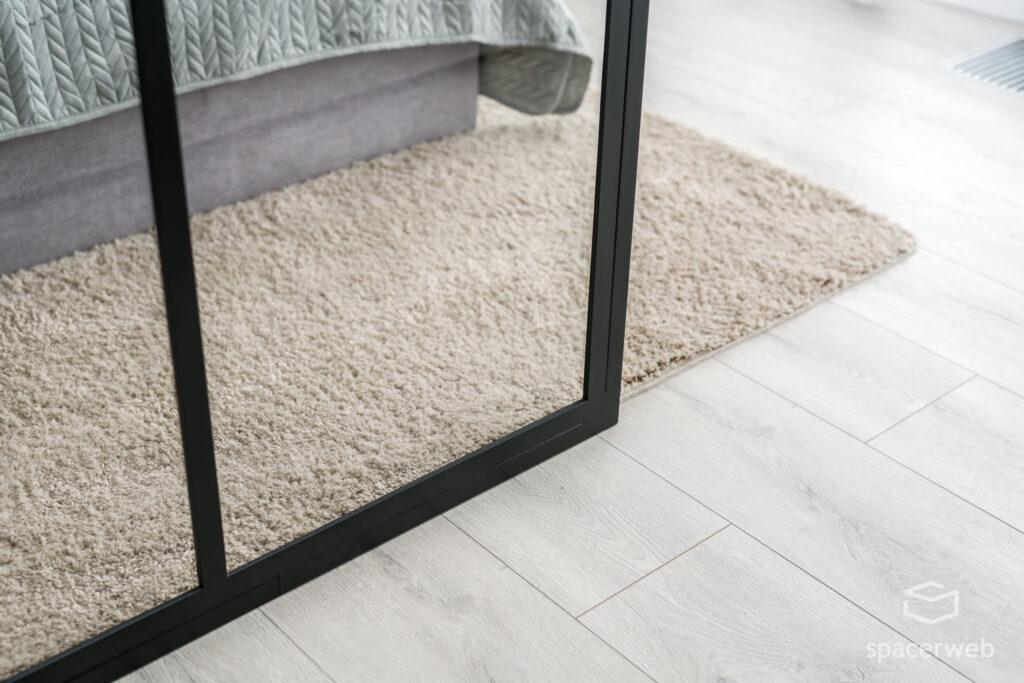 Fotografia wnętrz - Sypialnia, duże lustro, lampa na trójnogu