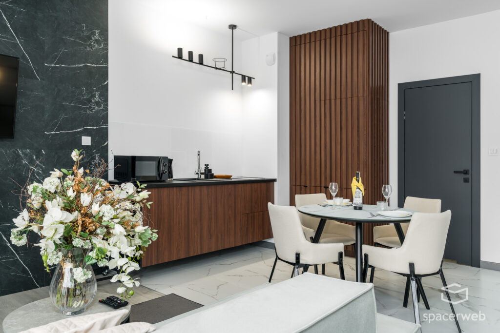 Fotografia wnętrz - Salon ze stołem i aneks kuchenny