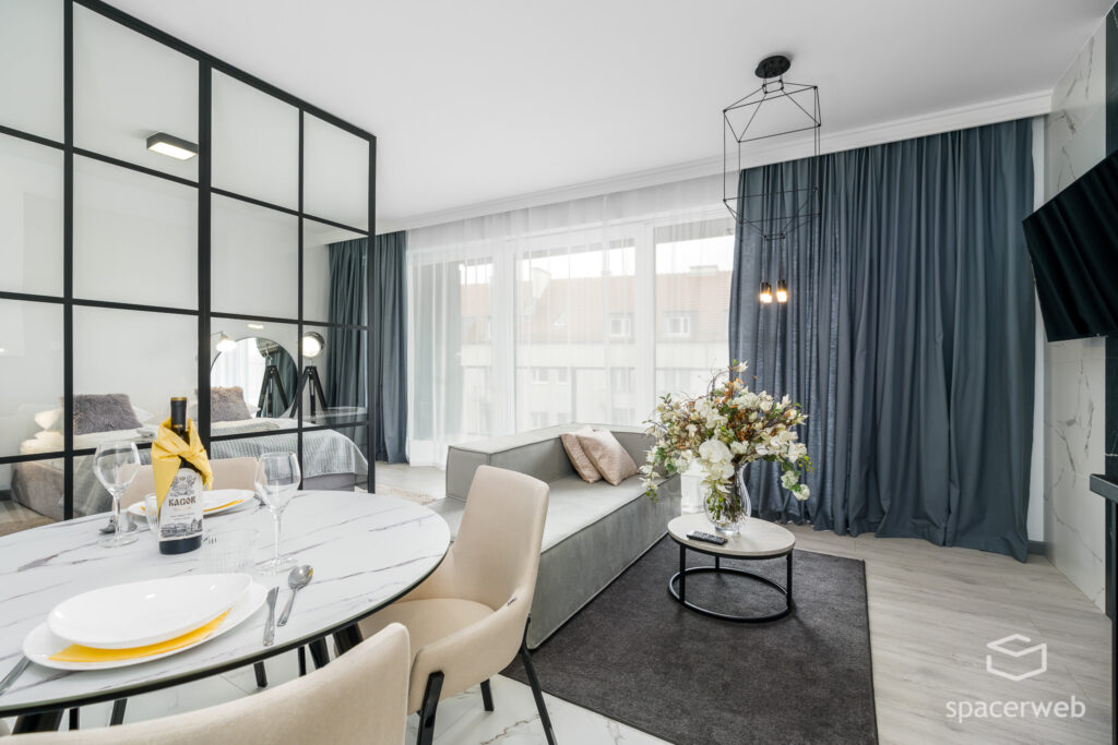 Fotografia wnętrz - Salon ze stołem i aneks kuchenny