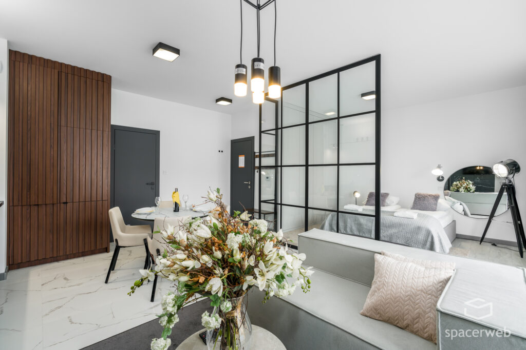 Fotografia wnętrz - Salon ze stołem i aneks kuchenny